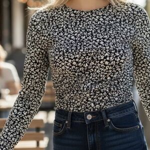 Beautiful stretchy mesh log sleeve top.